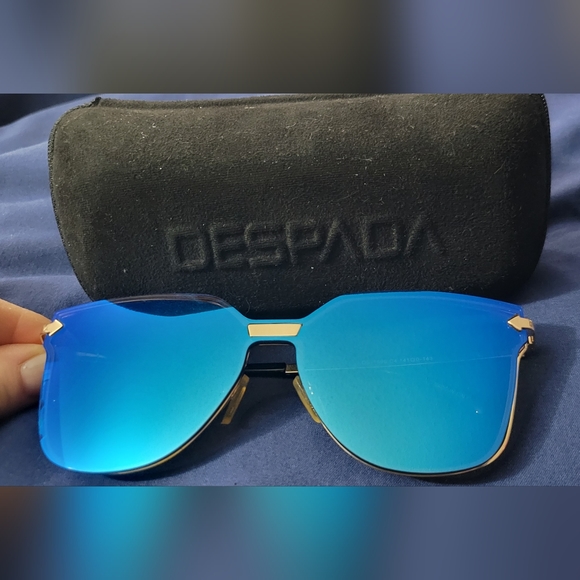 Despada sunglasses and case - Picture 5 of 5
